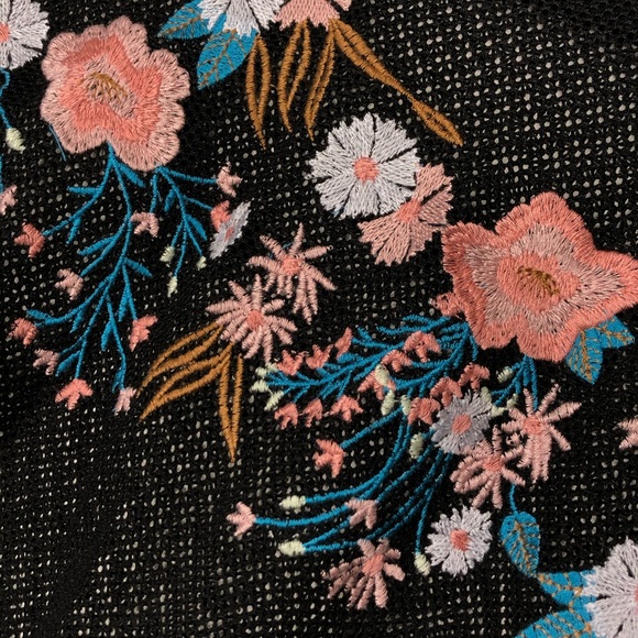 Embroidered handmade blouse - Picture 3 of 4